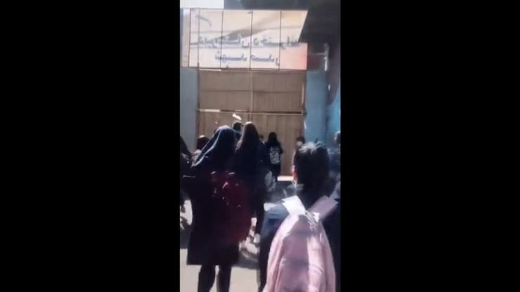 תלמידות תיכון בעיר כראג' זורקות חפצים על אדם, לפי דיווחים מנהל בית הספר שלהן, ומסלקות אותו ב איראן מחאת חיג'אב