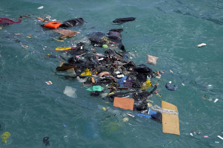 חילוץ וזירת טביעה של סירה של מהגרים בצוק בחופי אי קית'ירה ב יוון