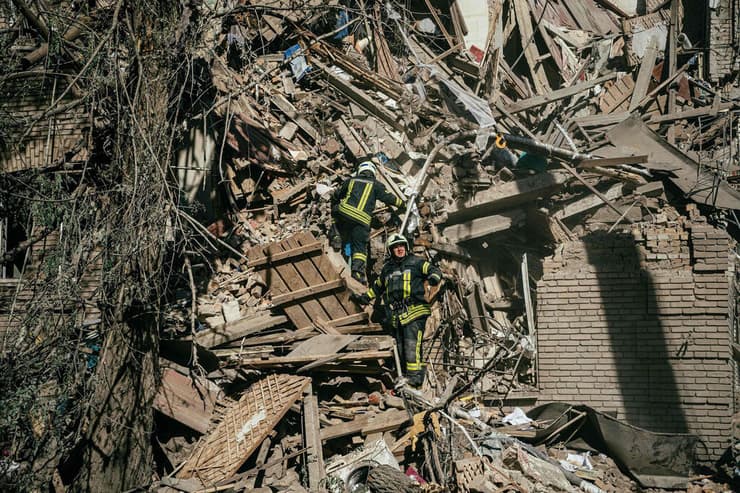 הריסות בניינים בעיר זפוריז'יה אוקראינה אחרי מתקפת טילים של רוסיה