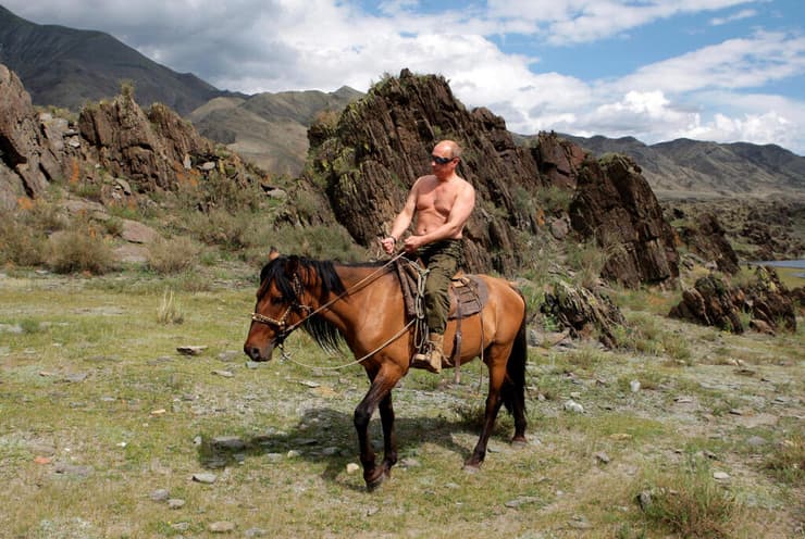 ארכיון  2009 ולדימיר פוטין רוכב על סוס בדרום סיביר 