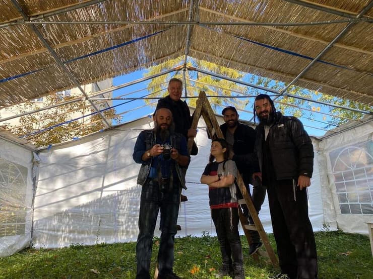בונים סוכה בלודז' שבפולין עם פליטים מאוקראינה ושליח מההסתדרות הציונית העולמית