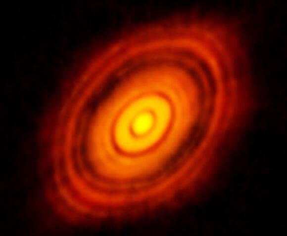 התמונה הברורה הראשונה של דיסקה קדם-פלנטרית, שצולמה בעזרת מערך טלסקופי הרדיו ALMA ב-2014 סביב הכוכב HL Tauri. הטבעות הכהות הן כנראה מסלולים של כוכבי לכת בתהליך היווצרות