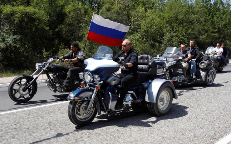 2010 ארכיון  ולדימיר פוטין נשיא רוסיה רוכב על הארלי דייוידסון 