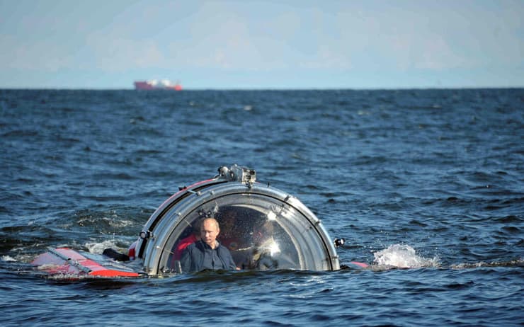 נשיא רוסיה ולדימיר פוטין בצוללת 