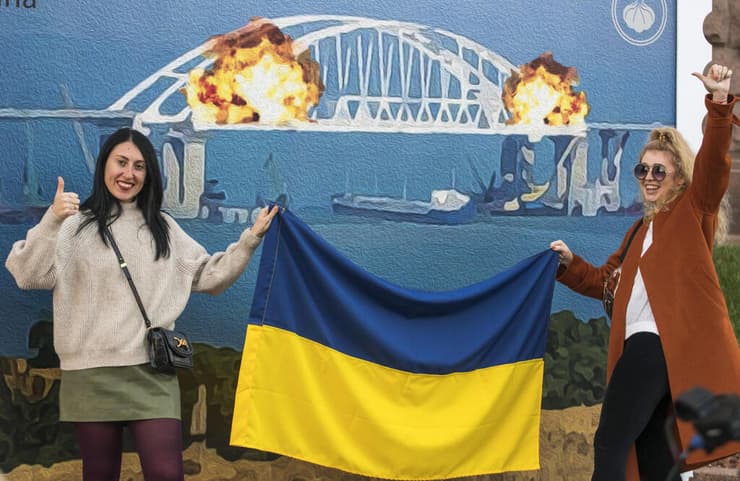 אוקראינה קייב מצטלמים עם בול ענק של פיצוץ ה גשר ב חצי האי קרים