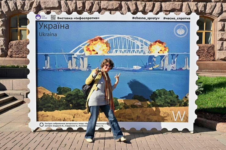 אוקראינה קייב מצטלמים עם בול ענק של פיצוץ ה גשר ב חצי האי קרים