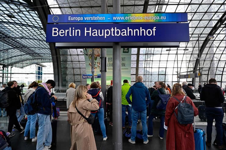 מחכים בתחנת רכבת ב ברלין שיבושים ברכבות ב גרמניה בגלל חבלה