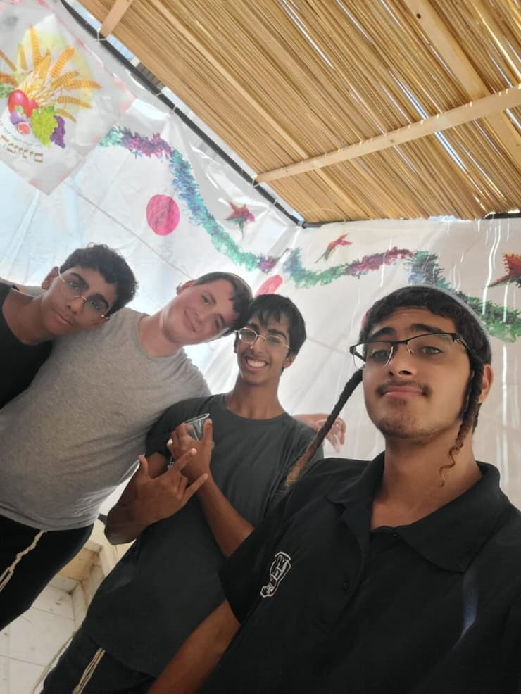 חניכי תנועת הנוער אריאל בונים סוכות למבוגרים באלעד