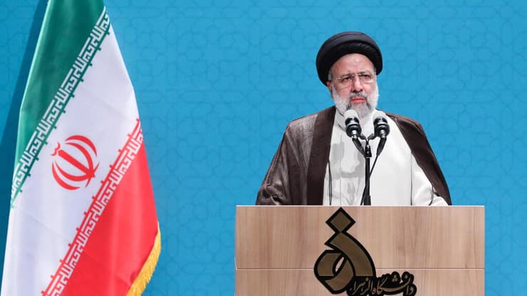 איברהים ראיסי נשיא איראן נואם ב אוניברסיטה לבנות ב טהרן