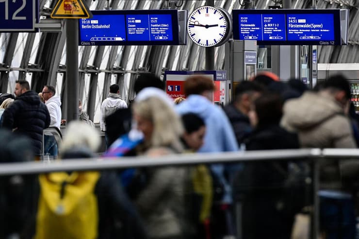 מחכים בתחנת רכבת ב ברלין שיבושים ברכבות ב גרמניה בגלל חבלה