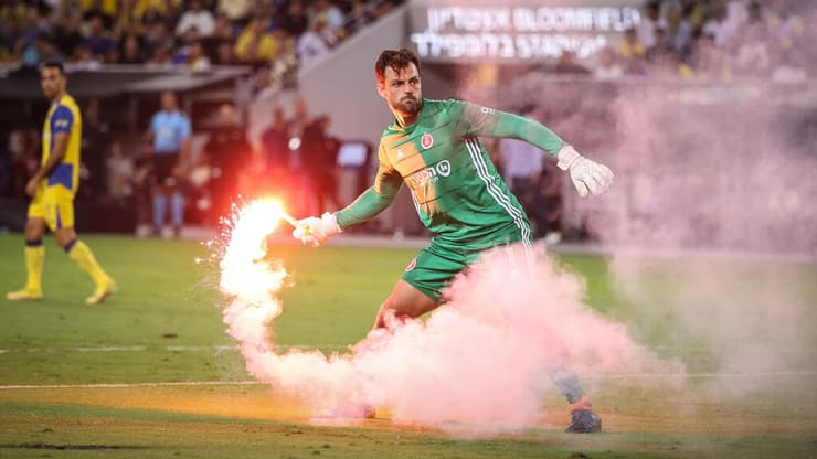 סטפן מרינוביץ' שוער הפועל ת"א מוציא אבוקה מהמגרש