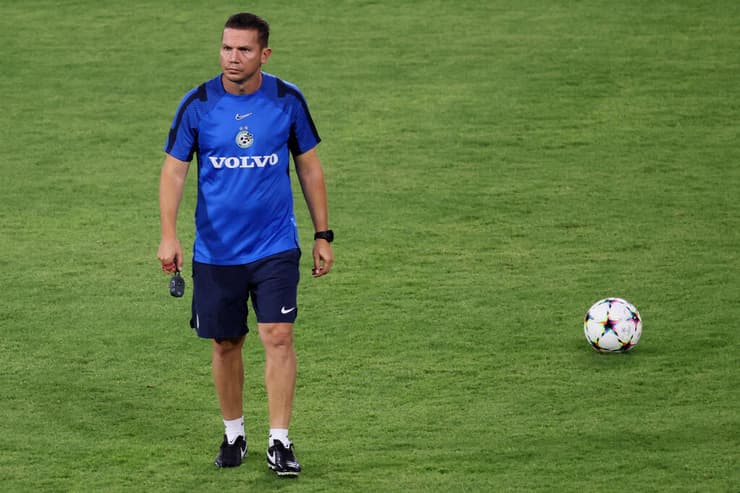 חושב רק על ניצחון. בכר (צילום: AFP) ברק בכר מאמן מכבי חיפה