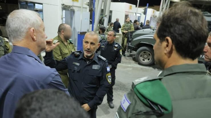 שר הביטחון בני גנץ בביקורו במחסום שועפט עם מפקד מחוז ירושלים במשטרה ניצב דורון תורג'מן