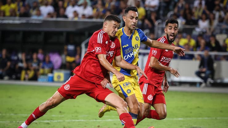 ערן זהבי שחקן מכבי ת"א מול סתיו למקין שחקן הפועל ת"א