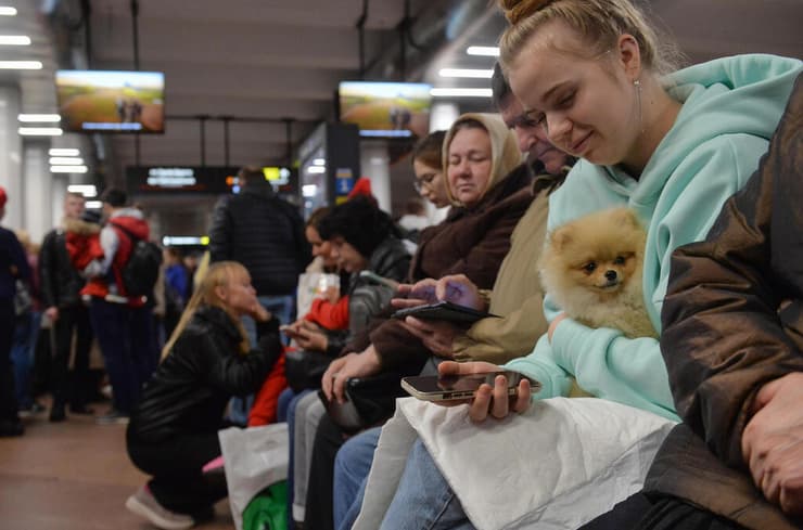 תושבים ב תחנת רכבת תחתית ב קייב מסתתרים מהירי של רוסיה