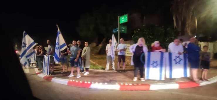 תושבי כפר יונה עומדים על הכביש שבו עבר ארונה של נועה לזר ז"ל לפני הלוויתה