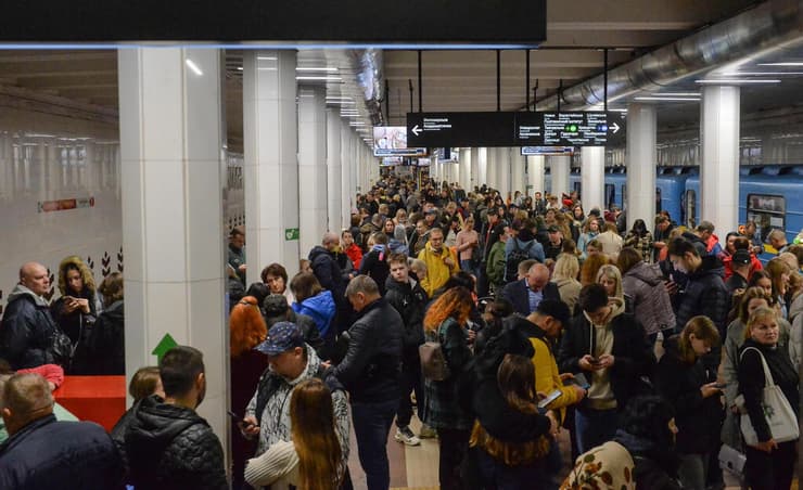 תושבים ב תחנת רכבת תחתית ב קייב מסתתרים מהירי של רוסיה
