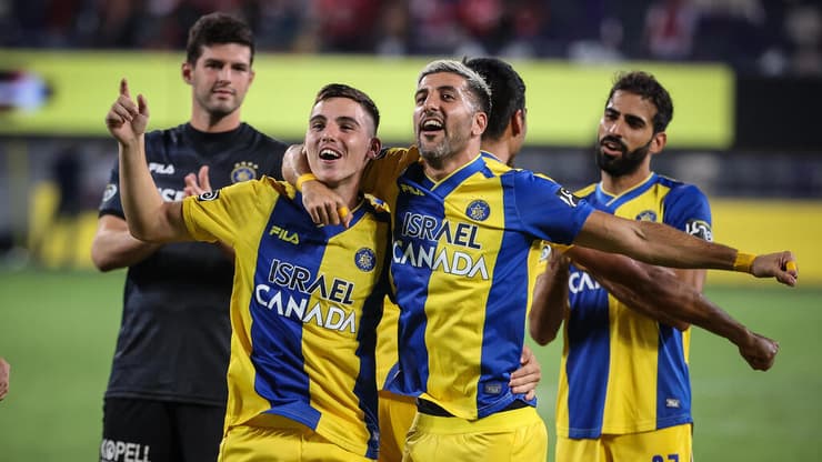 עוד דרבי, עוד ניצחון. שחקני מכבי ת"א חוגגים (צילום: עוז מועלם) אוסקר גלוך שחקן מכבי ת"א עם אבי ריקן