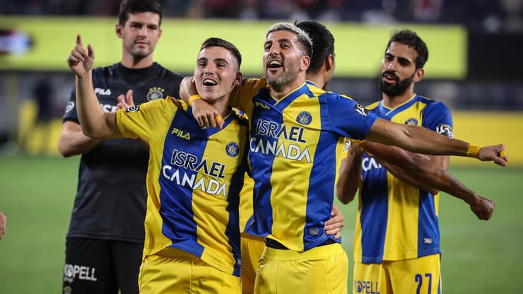 אוסקר גלוך שחקן מכבי ת"א עם אבי ריקן