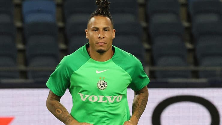 ישמח להיות קפטן. צ'ארון שרי (צילום: AFP) צ'ארון שרי שחקן מכבי חיפה