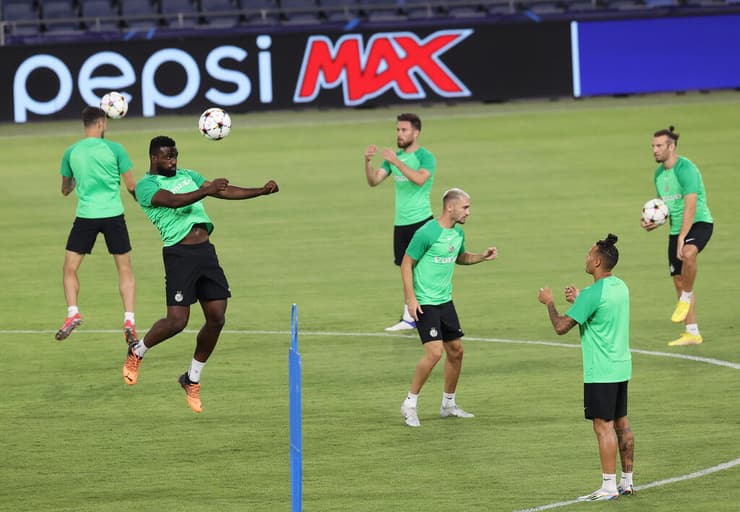 עומר אצילי שחקן מכבי חיפה עם פרנצדי פיירו, צ'ארון שרי, עופרי ארד