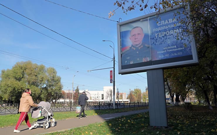רוסיה תמונות של חיילים רוסים שנהרגו ב אוקראינה על שלטי חוצות כאן בעיירה פודולסקי ליד מוסקבה