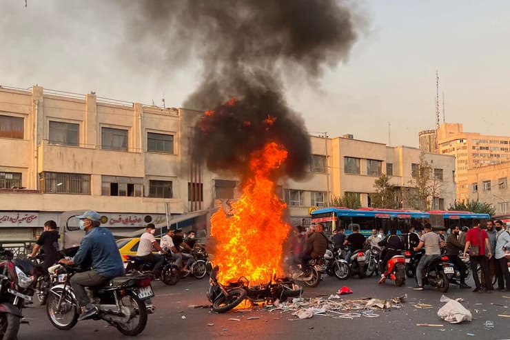 איראן מחאת ה חיג'אב אופנוע בוער ב טהרן מהסא אמיני