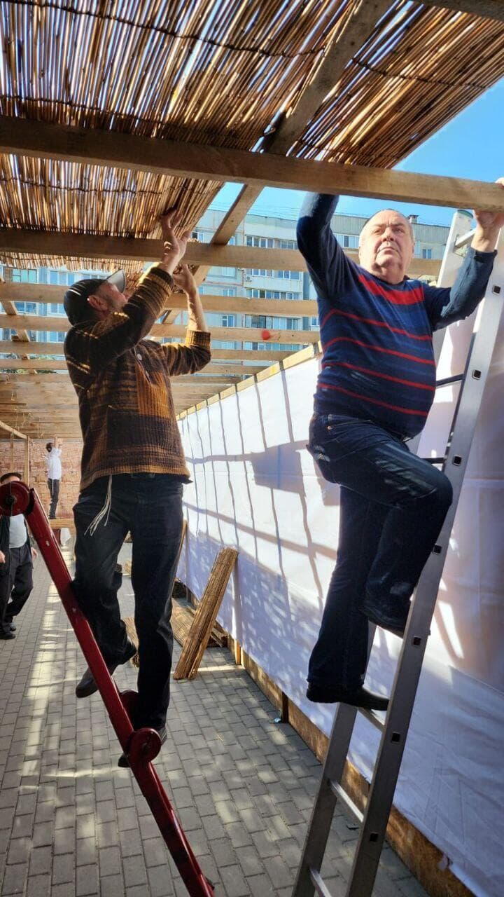 בונים סוכה בז'פרוז'יה המופגזת שבאוקראינה