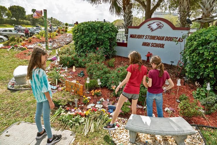 הצער לאחר פיגוע הירי ההמוני בתיכון בפארקלנד, פלורידה
