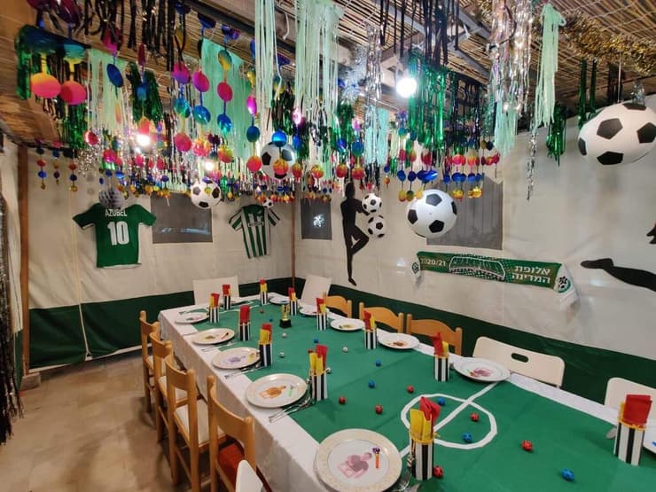 הכירו את סוכת מכבי חיפה של משפחת גז, המוקדשת לאלופת המדינה בכדורגל