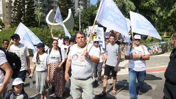 צעדת מחאה של משפחת גולדין להחזרת הבנים מבית ראש הממשלה בתל אביב למשרד הביטחון בקריה