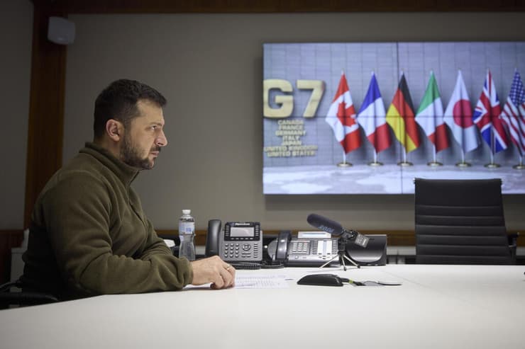 נשיא אוקראינה וולודימיר זלנסקי משוחח עם מנהיגי ה G7