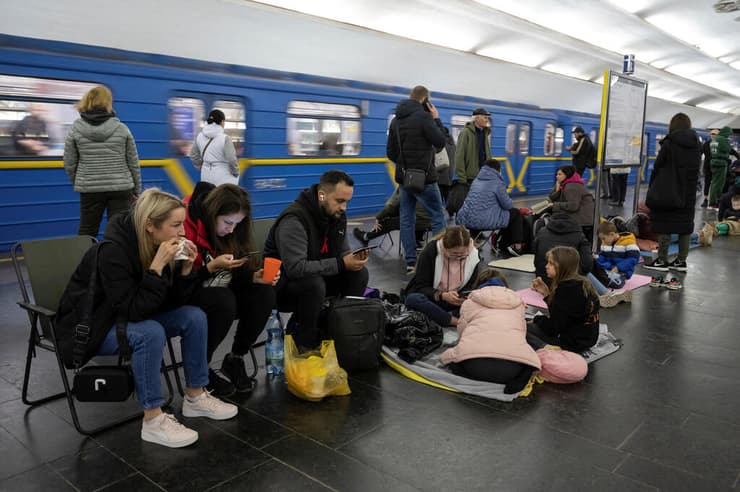 מוצאים מקלט ב תחנת רכבת תחתית מטרו ב קייב אחרי אזעקה מפני מתקפת טילים של רוסיה מלחמה אוקראינה