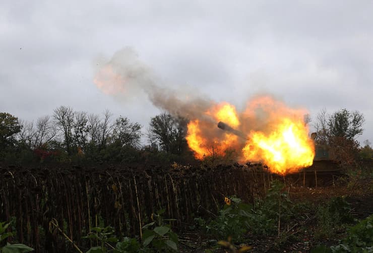 אוקראינה תותח יורה לעבר צבא רוסיה באזור דונייצק