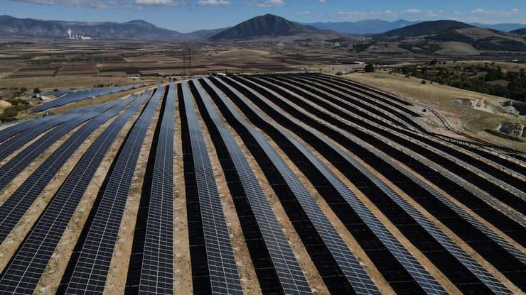 חווה לייצור אנרגיה סולארית ביוון, ליד העיר קוזאני