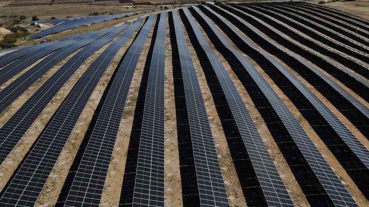 חווה לייצור אנרגיה סולארית ביוון, ליד העיר קוזאני