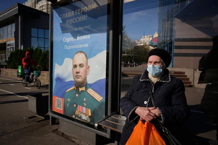 רוסיה מלחמה אוקראינה כרזה עם תמונת חיילי רוסי והכיתוב "תהילה לגיבורי רוסיה" תחנת אוטובוס מוסקבה