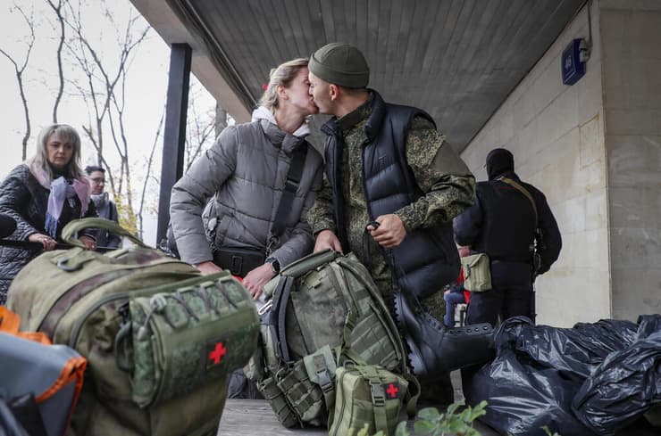 רוסיה מלחמה אוקראינה משפחות נפרדות מבניהן המתגייסים במסגרת גיוס המילואים ב מוסקבה ב 12 אוקטובר
