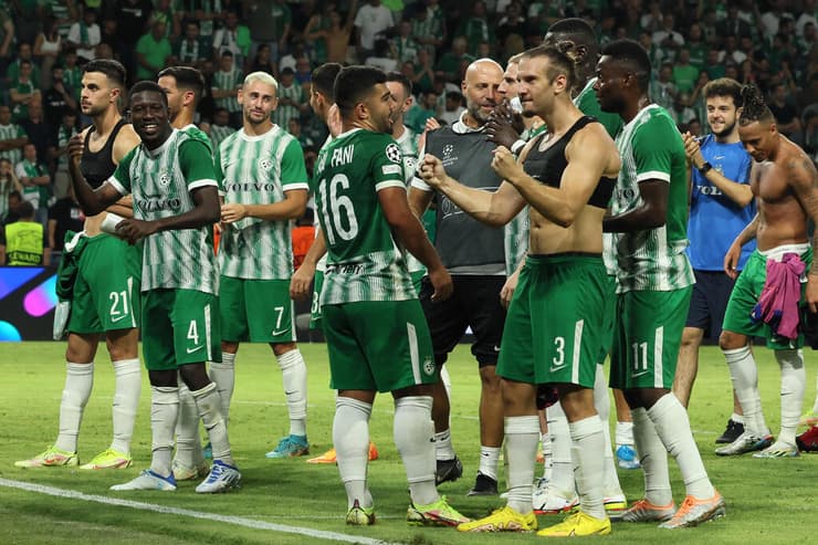 שחקני מכבי חיפה חוגגים לאחר הניצחון על יובנטוס בליגת האלופות