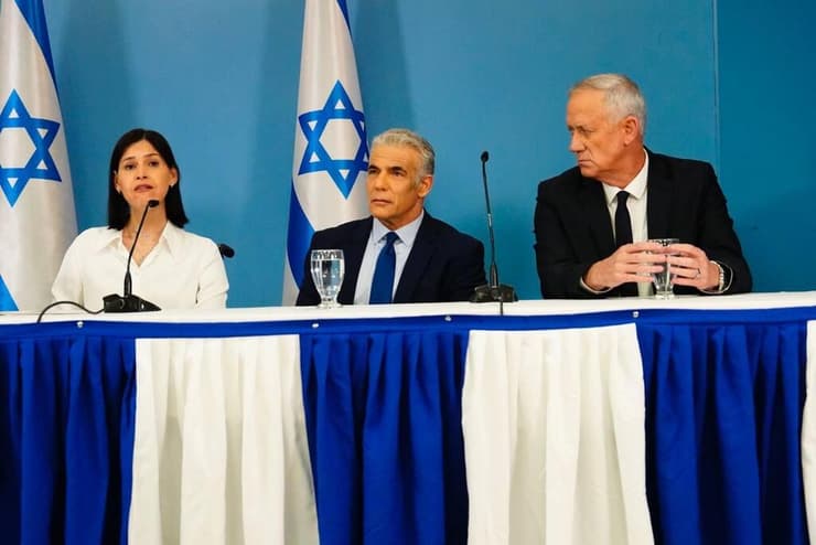 בני גנץ, קארין אלהרר ויאיר לפיד