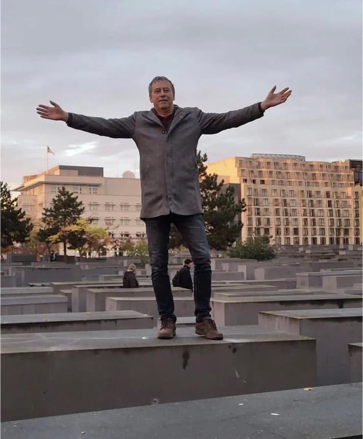 גרמניה פוליטיקאי מהימין הקיצוני תועד רוקד באנדרטת ה שואה ב ברלין