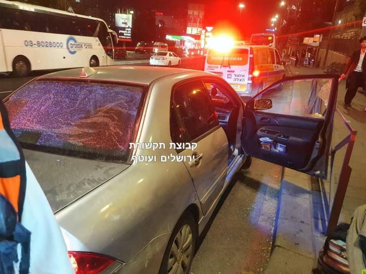 תיעוד: רכב המשפחה היהודית לה 2 תינוקות, שמחבלים תקפו באלימות בבית חנינא