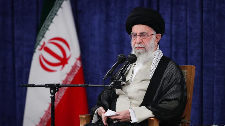 המנהיג העליון של איראן עלי חמינאי מדבר בכינוס ב טהרן ב 12 אוקטובר