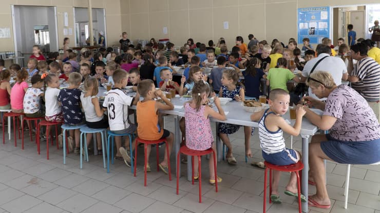 ילדים מבית יתומים במחוז דונייצק ב אוקראינה ב מחנה ב רוסיה