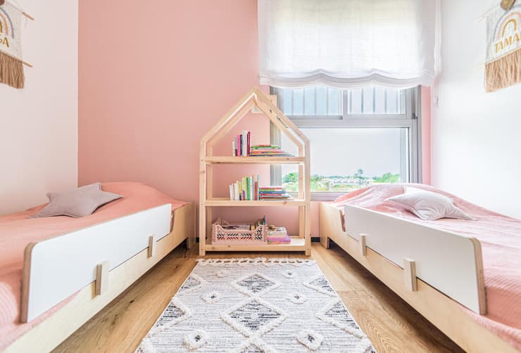 צמד מיטות בחדר בעיצובה של הילה ברונשטיין
