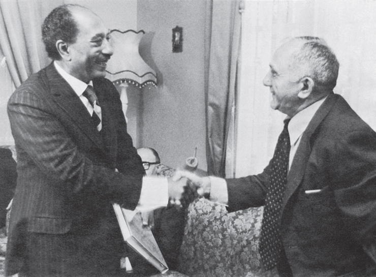 נח מוזס, העורך האחראי הראשון של "ידיעות אחרונות", עם נשיא מצרים אנואר סאדאת