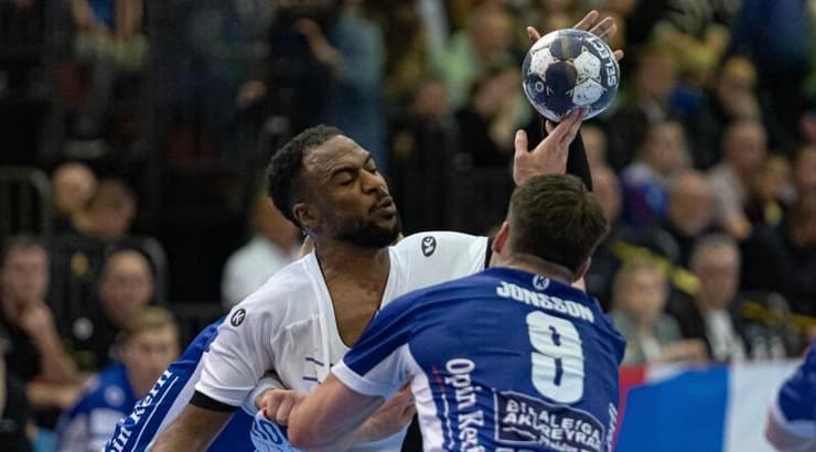 שחקני הנבחרות במאבק (צילומים באדיבות ההתאחדות האיסלנדית) שחקני הנבחרות במאבק