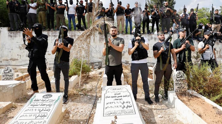 הלוויה של חמוש פלסטיני  מתין דבאיא ב מחנה הפליטים ג'נין שנהרג בעימותים עם כוחות צה"ל  