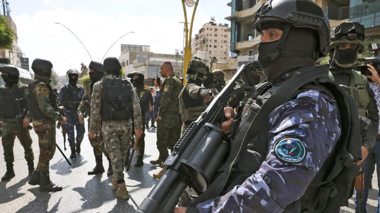 שוטרים פלסטינים מול תומכי חמאס בחברון