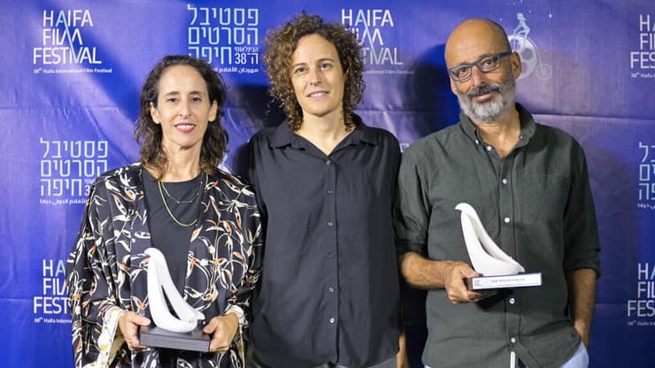 צוות "ולריה מתחתנת" עם הפרס: (מימין) המפיק אמיר הראל, הבמאית מיכל ויניק והמפיקה איילת קייט